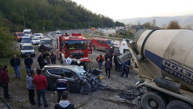 Bayan Sürücü Beton Mikserine Çarptı Kazada Sürücü Yaralandı