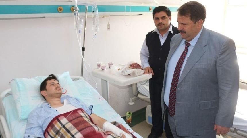 Ağrı Milli Eğitim M&uuml;d&uuml;r&uuml; Turan, Kaza Ge&ccedil;iren &Ouml;ğretmeni Ziyaret Etti