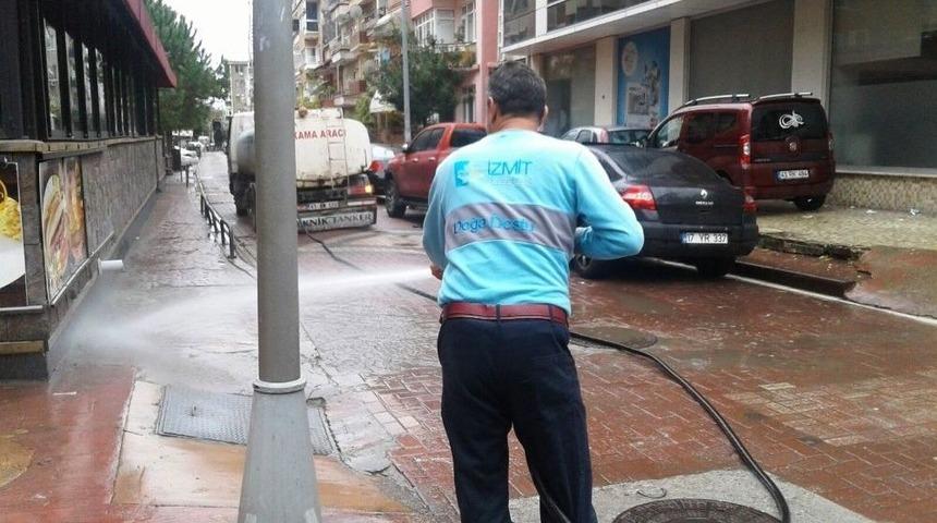 İzmit&rsquo;in Yolları Tazyikli Su İle Yıkanıyor
