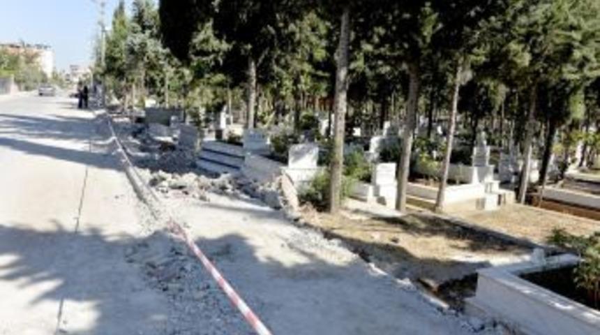Mersin&rsquo;de Mezarlık Duvarları Yenileniyor