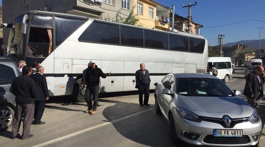 Otomobille &Ccedil;arpışan Otob&uuml;sten 127 Ka&ccedil;ak G&ouml;&ccedil;men &Ccedil;ıktı