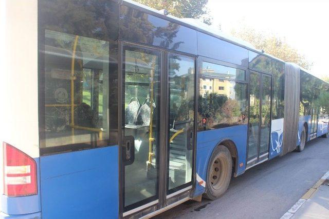 Seyir Halindeyken Lastiği Patlayan Halk Otobüsü Paniğe Yol Açtı