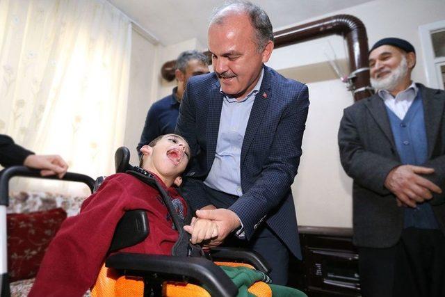 Başkan Gürlesin, 9 Yaşındaki Furkan’ın Yüzünü Güldürdü