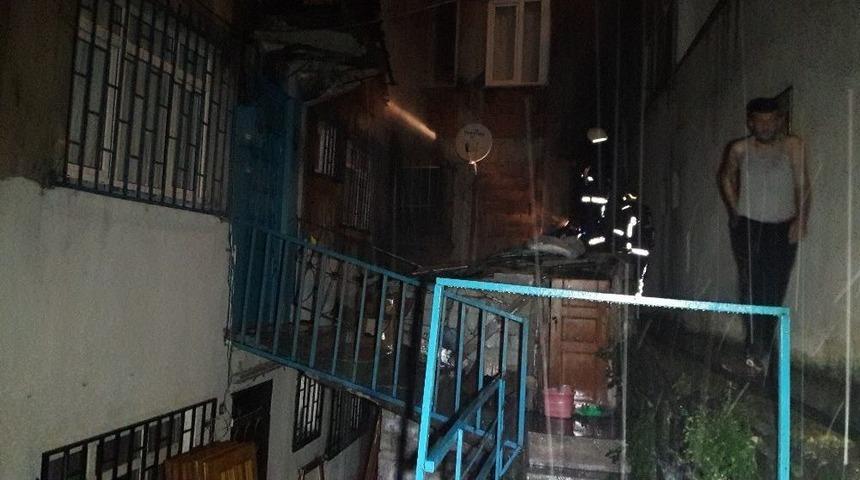 Kağıthane&rsquo;deki Yangını Vatandaşlar Hortum İle S&ouml;nd&uuml;rmeye &Ccedil;alıştı