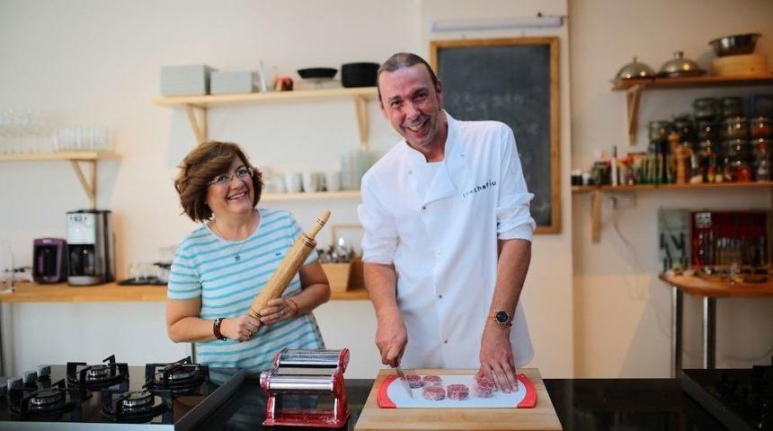 &Uuml;nl&uuml; İngiliz Şef Aşkı İ&ccedil;in T&uuml;rkiye&rsquo;ye Yerleşti