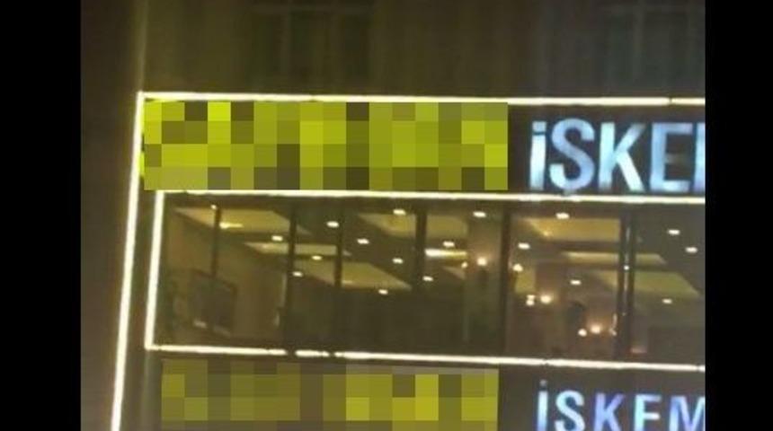 &Uuml;st Katta Yangın, Alt Katta Yemek Daveti