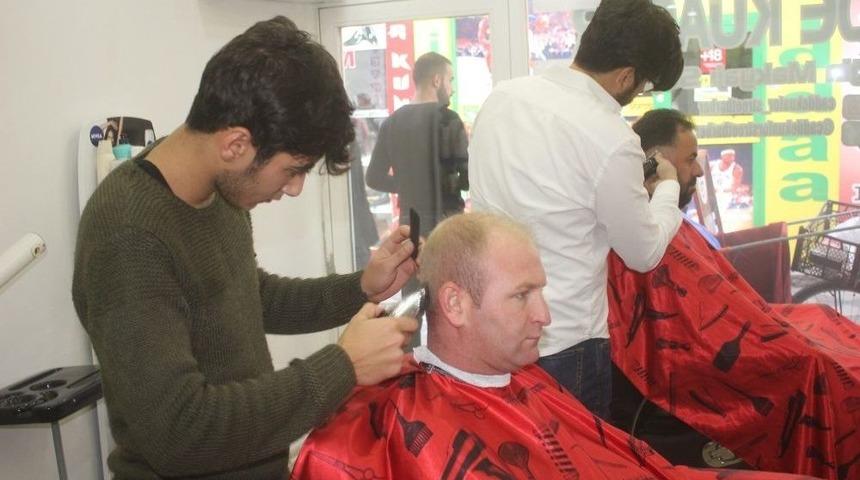 &Uuml;niversite &Ouml;ğrencisi Ağrı&rsquo;da Berberlik Yaparak Okuyor