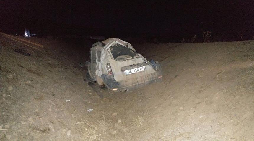 K&ouml;peğe &Ccedil;arpan Otomobil Şarampole Yuvarlandı: 1 &Ouml;l&uuml;, 4 Yaralı