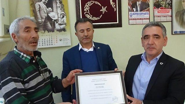 Başkan Sümer’den Atatürk Sevdalısı Berber’e Ödül