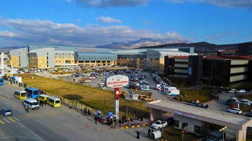 Van&rsquo;da Hastalar Ellerinde Kağıtlarla Sıra Bekleme &Ccedil;ilesinden Kurtuldu