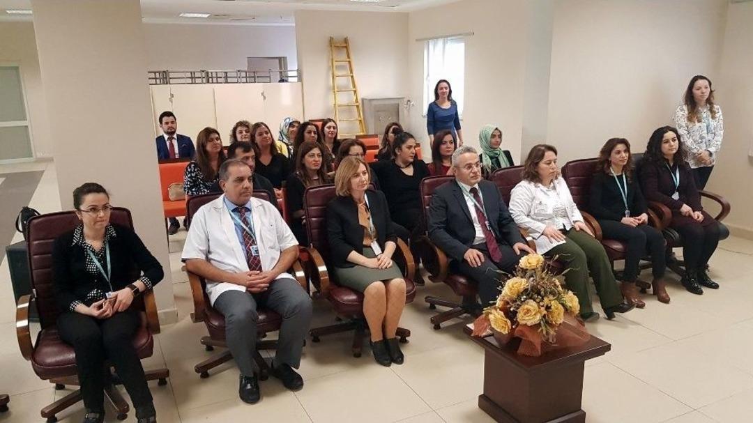 Ameliyathanelerdeki Yardımcı Hemşireler Profesyonelleşiyor