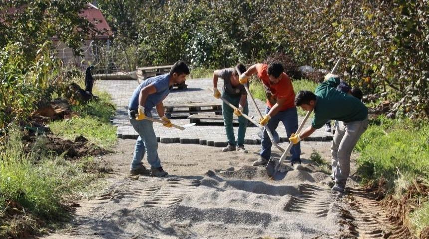 Ak&ccedil;akoca&rsquo;da Asfalt Ve Kilit Parke Taşı D&ouml;şeme Devam Ediyor