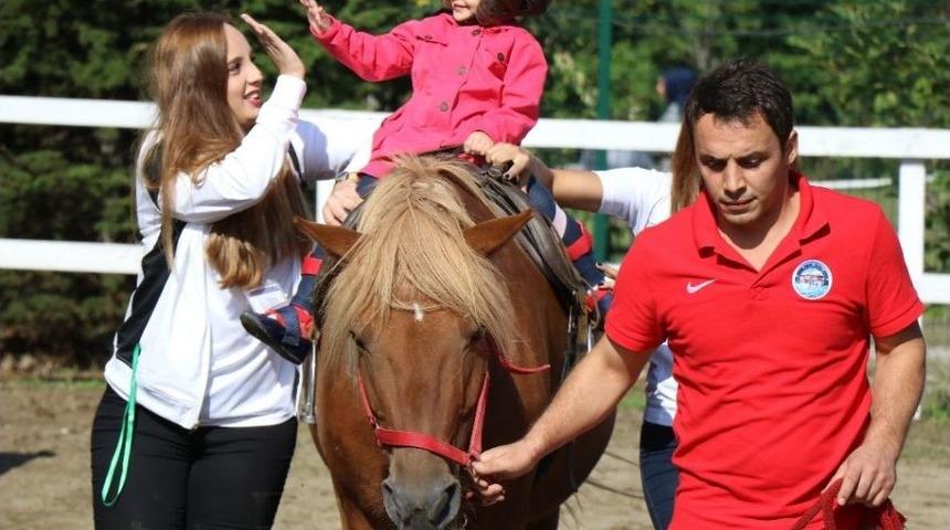 (&ouml;zel Haber) Teyzesinin Kucağında Geldiği Okulda Şimdi Koşuyor