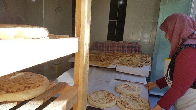 Türk Ekmeği Bazlamanın İnceliklerini Emektarı Kezban Ana Anlattı