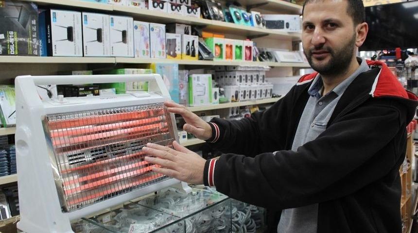 Havaların Soğuması Elektrikli Isıtıcı Satanların Y&uuml;z&uuml;n&uuml; G&uuml;ld&uuml;rd&uuml;