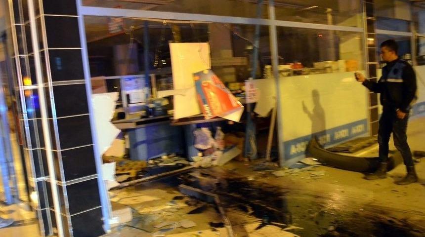 Kazada Sürücü Markete Daldı