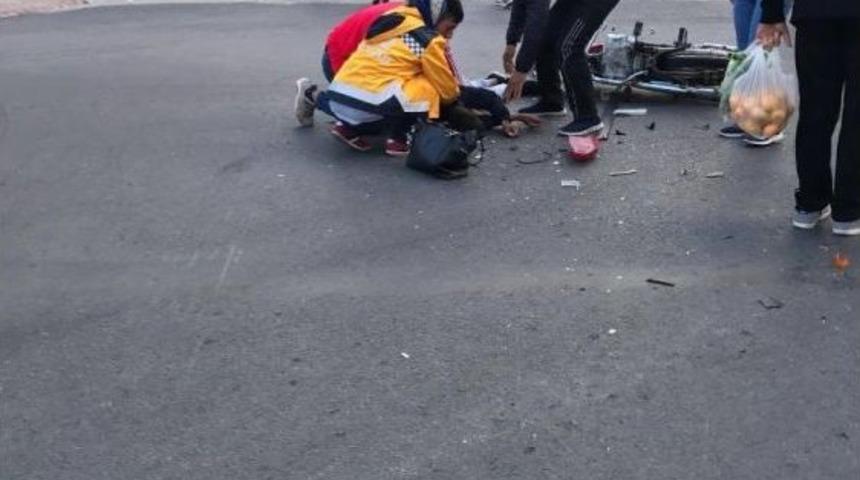 Otomobille Motosiklet Çarpıştı:1 Ağır Yaralı