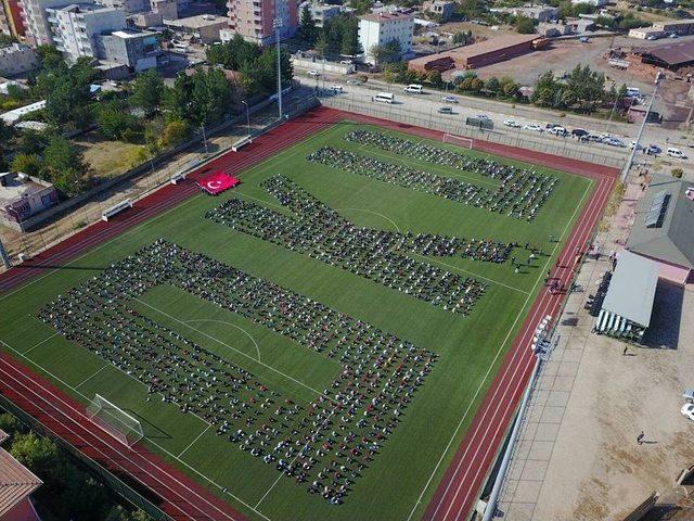 Stadyumda Futbol Oynamak Yerine Kitap Okundu