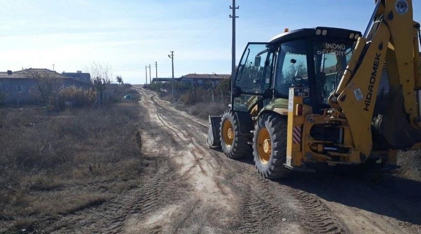 İn&ouml;n&uuml; Belediyesi Fen İşleri Ekipleri Yol &Ccedil;alışmalarına Devam Ediyor