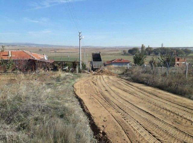 İn&ouml;n&uuml; Belediyesi Fen İşleri Ekipleri Yol &Ccedil;alışmalarına Devam Ediyor 1