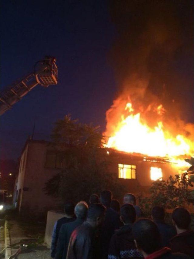 Metruk Bina Yangını Korkuttu 1