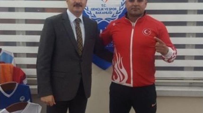 Madalyalı Güreşçi Günbey, Müdür Öçalmaz’ı Ziyaret Etti