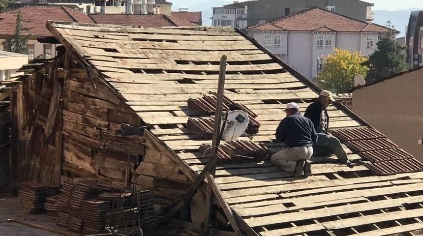 Çatı Onaran 2 İşçi Adeta Ölümle Dans Etti
