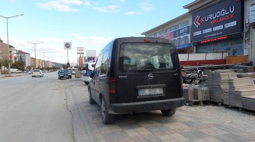 Boz&uuml;y&uuml;k Belediyesi Zabıta M&uuml;d&uuml;rl&uuml;ğ&uuml; Ekiplerinden Ara&ccedil;larını Kaldırımlara Park Eden S&uuml;r&uuml;c&uuml;lere Cezai İşlem