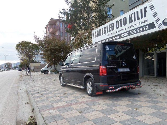 Boz&uuml;y&uuml;k Belediyesi Zabıta M&uuml;d&uuml;rl&uuml;ğ&uuml; Ekiplerinden Ara&ccedil;larını Kaldırımlara Park Eden S&uuml;r&uuml;c&uuml;lere Cezai İşlem 2