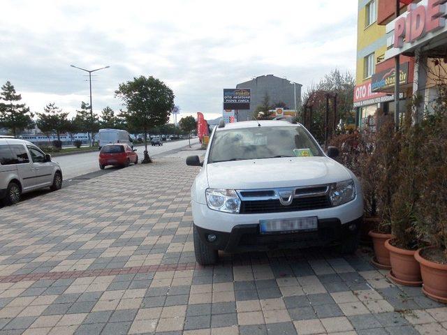 Boz&uuml;y&uuml;k Belediyesi Zabıta M&uuml;d&uuml;rl&uuml;ğ&uuml; Ekiplerinden Ara&ccedil;larını Kaldırımlara Park Eden S&uuml;r&uuml;c&uuml;lere Cezai İşlem 3