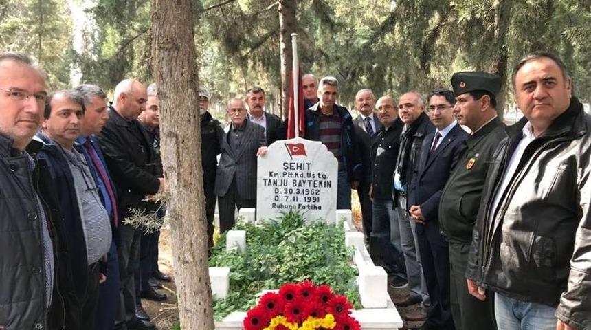 Şehit Pilot &Uuml;steğmen Baytekin Mezarı Başında Devreleri Tarafından Anıldı