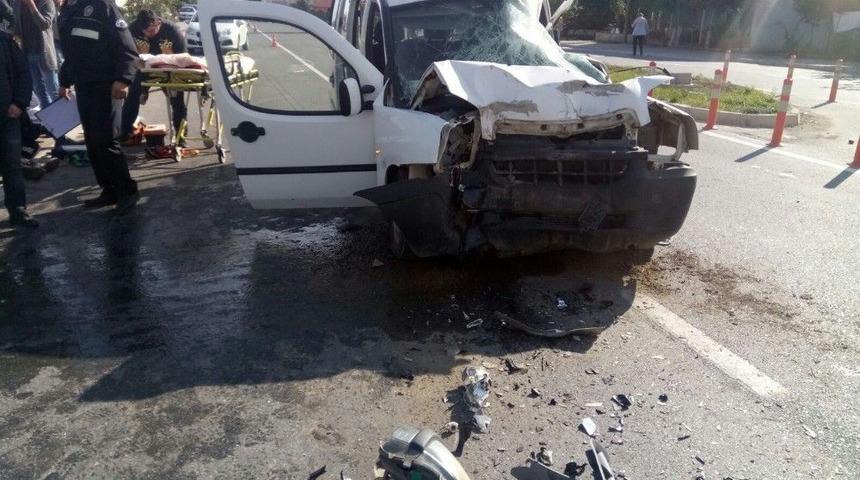 Samsun&rsquo;da Kamyonet Tıra &Ccedil;arptı: 6 Yaralı