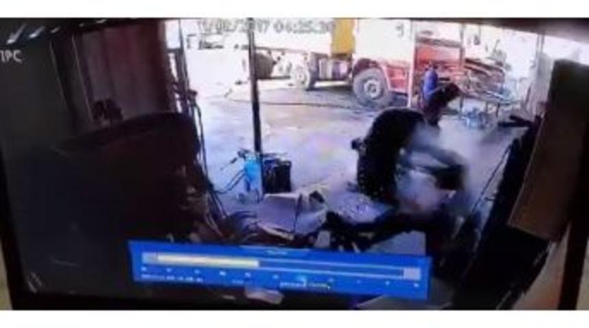 Sakarya&rsquo;da Bakımını Yaptığı Lastik Bomba Gibi Patladı