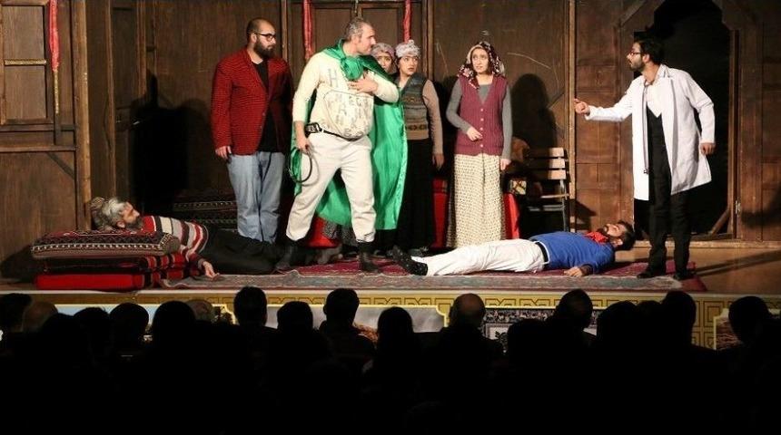 Şehir Tiyatrosu &rsquo;komşu K&ouml;y&uuml;n Delisi&rsquo; Tiyatro Oyunu İle Perdelerini A&ccedil;ıyor