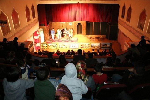 Şehir Tiyatrosu &rsquo;komşu K&ouml;y&uuml;n Delisi&rsquo; Tiyatro Oyunu İle Perdelerini A&ccedil;ıyor 1