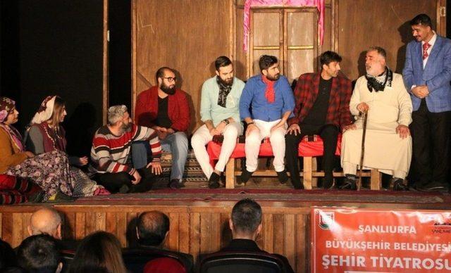 Şehir Tiyatrosu &rsquo;komşu K&ouml;y&uuml;n Delisi&rsquo; Tiyatro Oyunu İle Perdelerini A&ccedil;ıyor 3