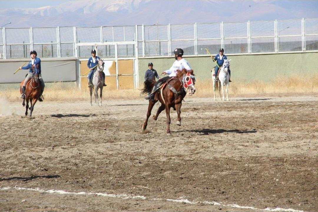 Erzurum&rsquo;da Yem &Ouml;d&uuml;ll&uuml; Cirit Turnuvası