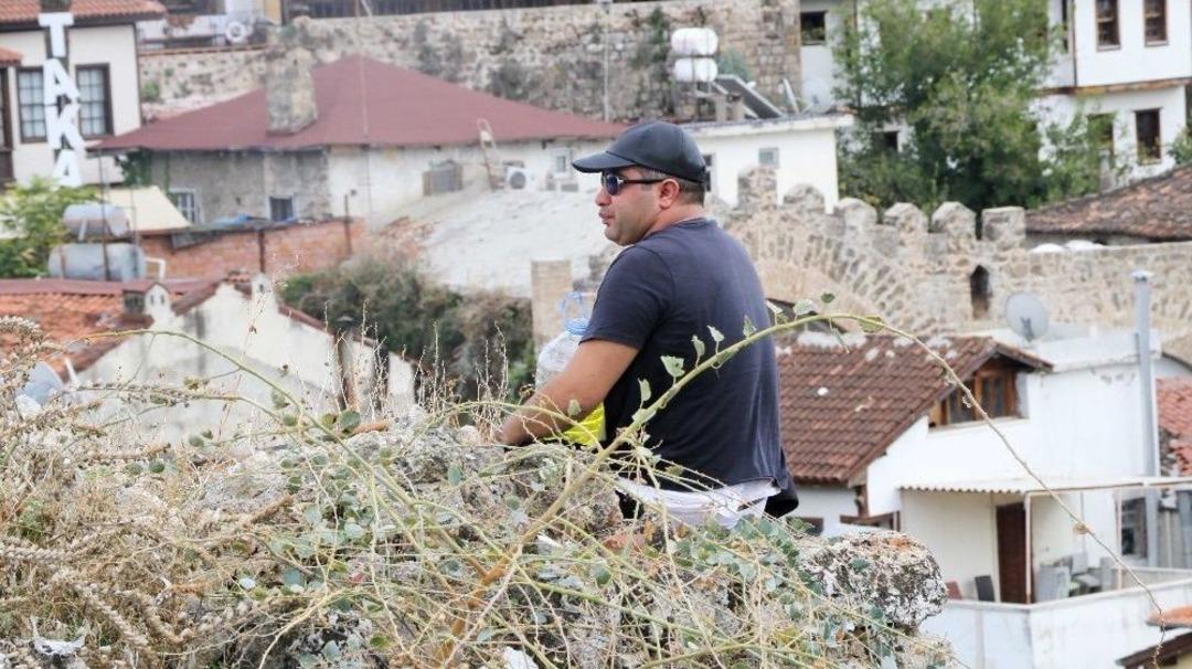 Seyir Terasının K&ouml;şesindeki Gencin Fenalaştığını G&ouml;ren Polis, Cam Bariyeri Aşıp Genci G&uuml;venli B&ouml;lgeye &Ccedil;ekti