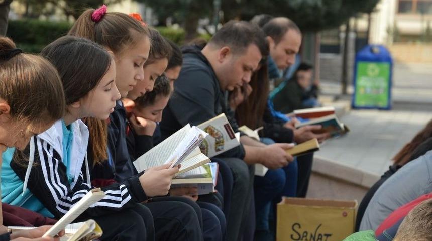 &Ouml;ğrenciler Okumanın Mekanı Yoktur Dedi