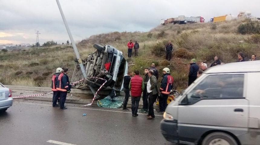 Maltepe&rsquo;de Servis Minib&uuml;s&uuml; Devrildi: 1 Yaralı