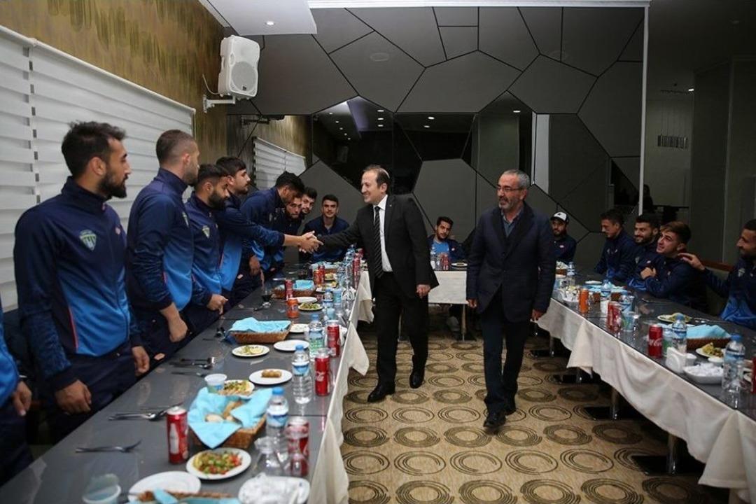 Vali Pehlivan, Bayburt Grup &Ouml;zel İdare Futbolcularını Akşam Yemeğinde Ağırladı