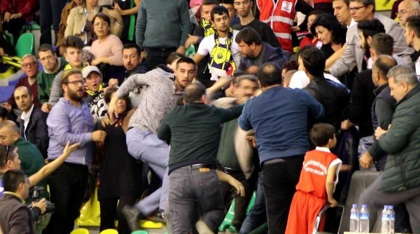 Basketbol Ma&ccedil;ında Yumruklar Konuştu