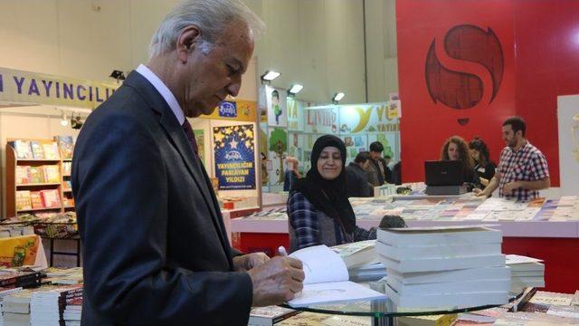 Ediz Hun, T&uuml;yap&rsquo;ta Okuyucularıyla Buluştu 3