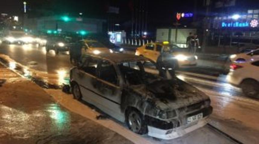 Beşiktaş&rsquo;ta Seyir Halindeki Otomobil Alev Aldı