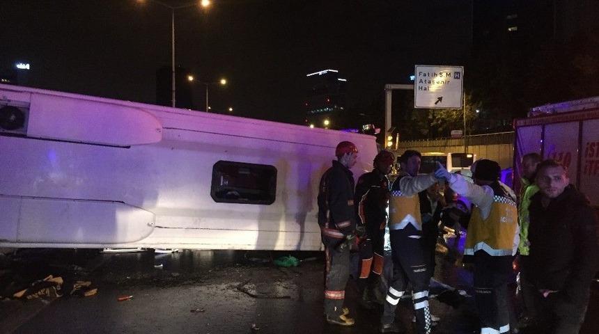 Kadık&ouml;y&rsquo;de D&uuml;ğ&uuml;nden D&ouml;nen Otob&uuml;s Devrildi: 2 &Ouml;l&uuml;; &Ccedil;ok Sayıda Yaralı