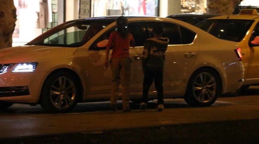 Suriyeli &Ccedil;ocuk Dilenciler Trafik Işıklarında Kazaya Davetiye &Ccedil;ıkarıyor