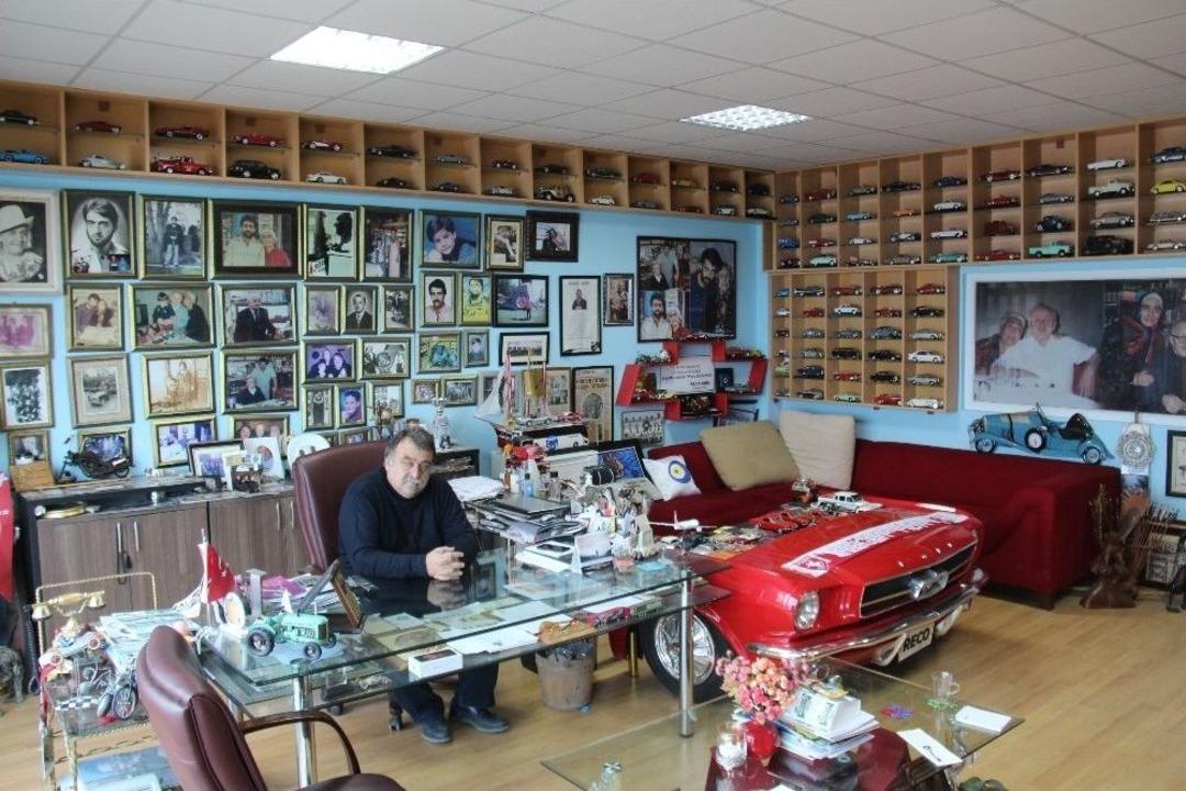 Bir Ev Parasını Maket Arabalara Harcadı