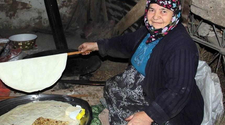 K&ouml;yde Kadınların İmece Usul&uuml; Kış Hazırlığı