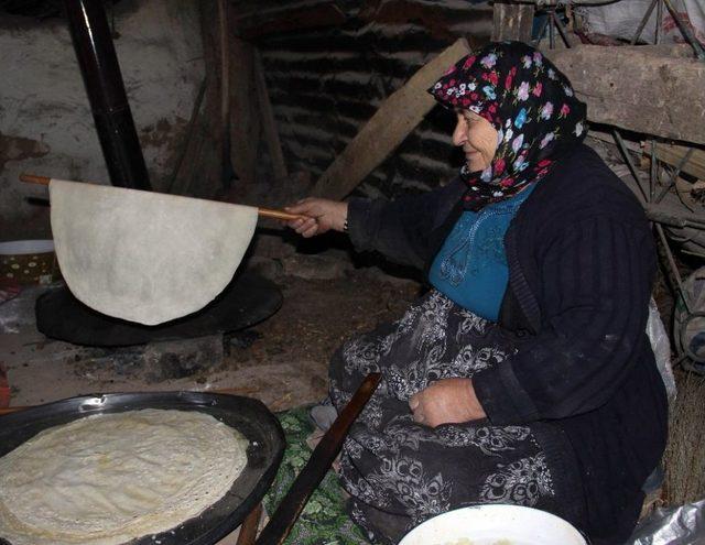 Köyde Kadınların İmece Usulü Kış Hazırlığı