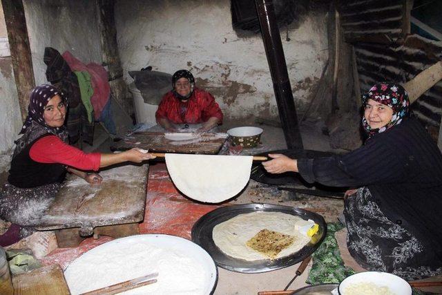 Köyde Kadınların İmece Usulü Kış Hazırlığı